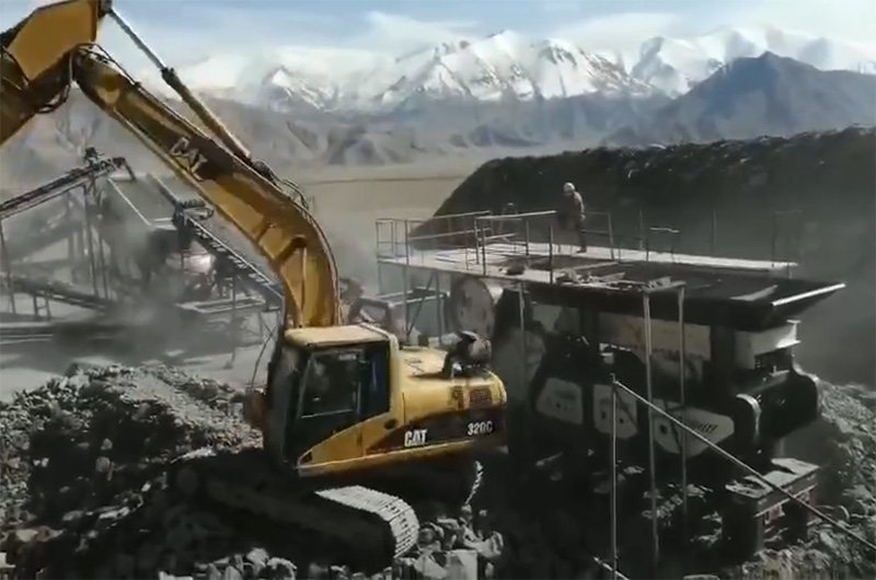 新疆轮胎式移动破碎站现场