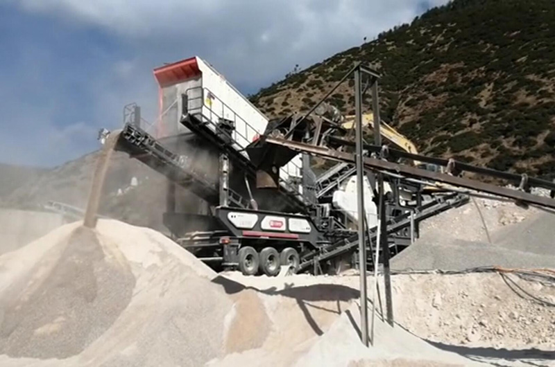 反击破轮胎式移动破碎站现场